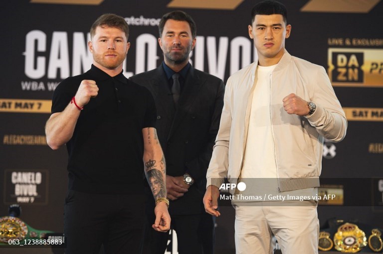 Petinju Canelo Alvarez dan Dmitry Bivol berpose pada konferensi pers di Hotel Sheraton pada 2 Maret 2022 di San Diego, California. Canelo Alvarez versus Dmitry Bivol akan digelar 7 Mei 2022.