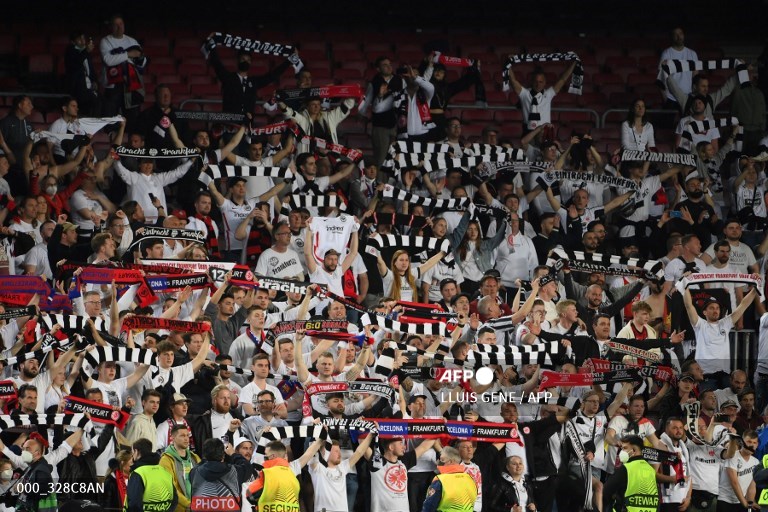 Pendukung bersorak saat para pemain Eintracht Frankfurt merayakan akhir pertandingan sepak bola leg kedua perempat final Liga Europa antara FC Barcelona dan Eintracht Frankfurt di stadion Camp Nou di Barcelona pada 14 April 2022.